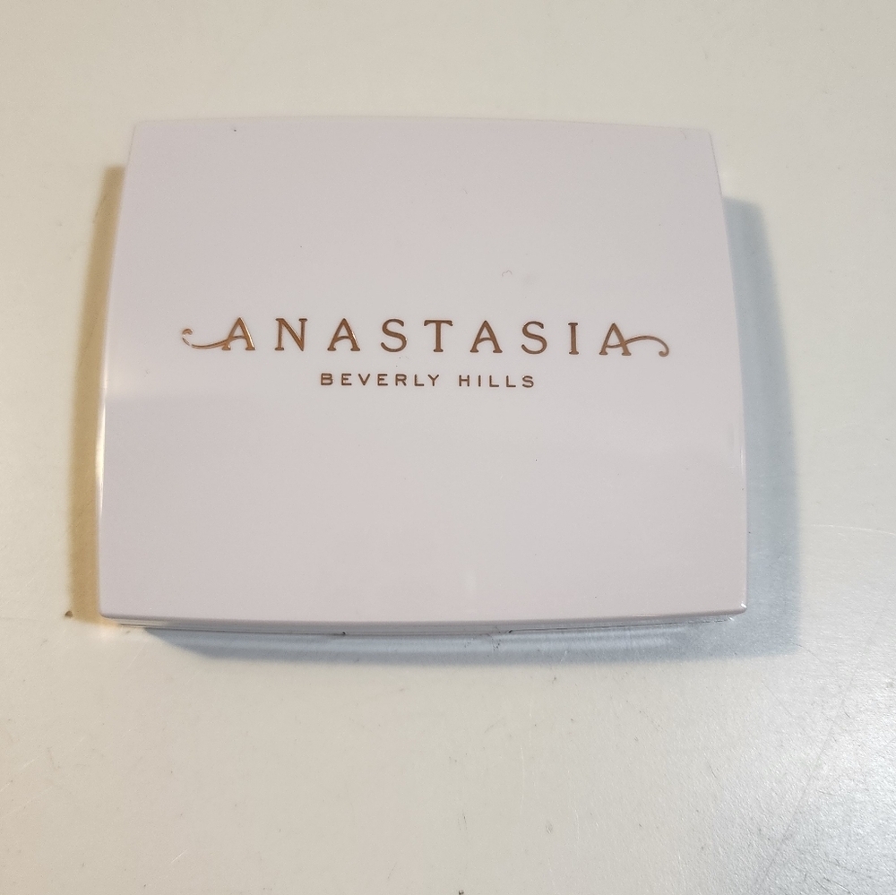Anastasia Beverly Hills White Makeup Compact Highligher